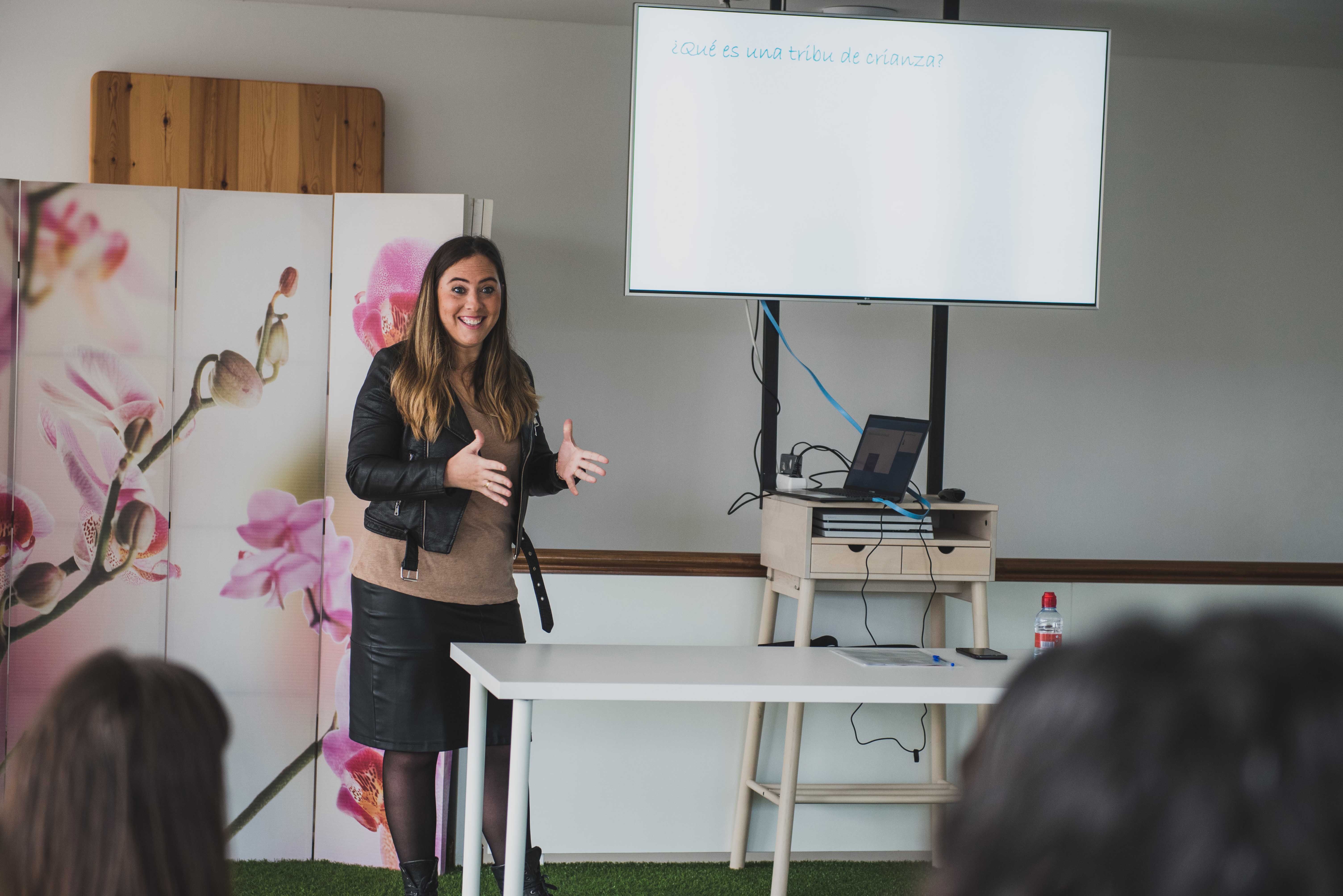 Paula impartiendo una charla sobre su experiencia.