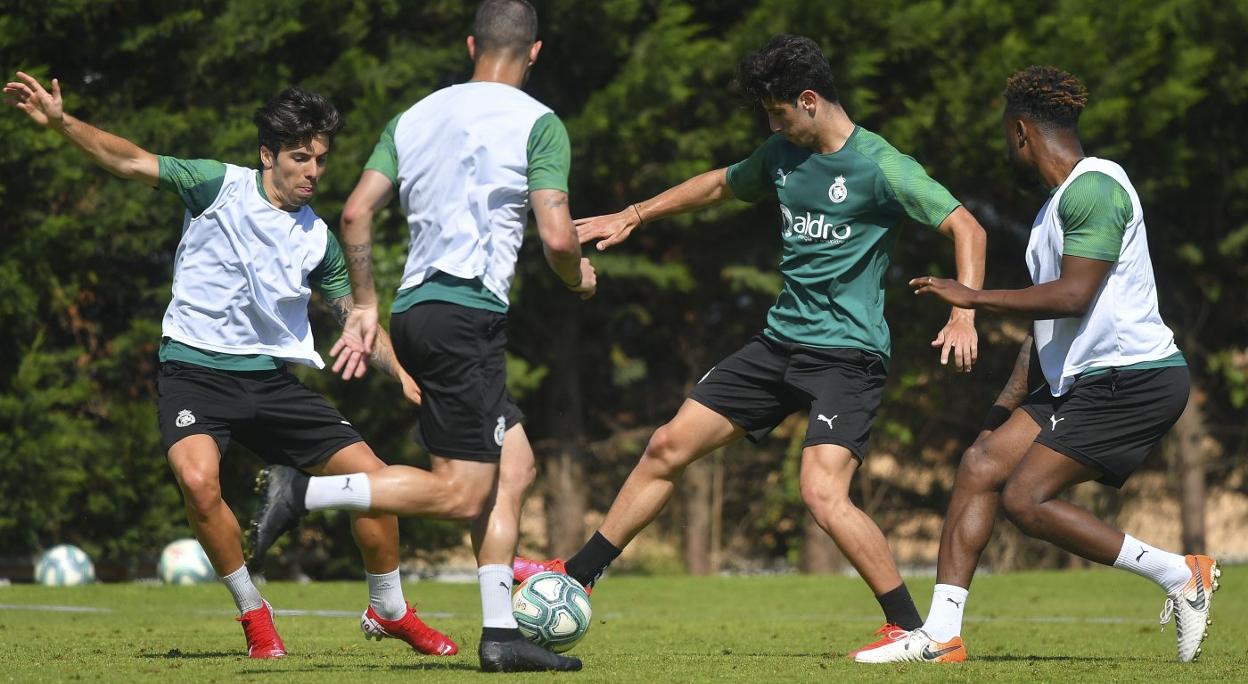 Martín Solar y Marco Camus, dos de los canteranos racinguistas, pugnan por un balón durante un entrenamiento en La Albericia esta semana.