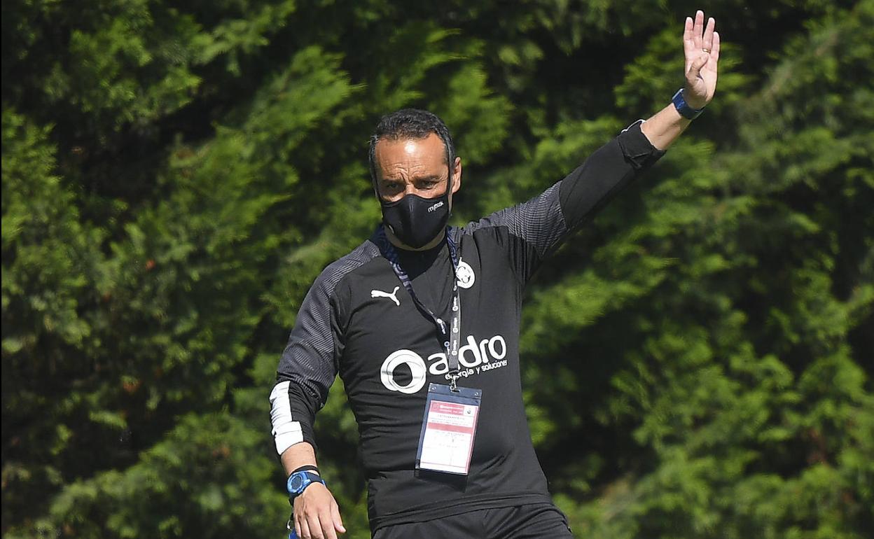 José Luis Oltra, con su mascarilla y su silbato, durante un entrenamiento de esta semana en La Albericia.