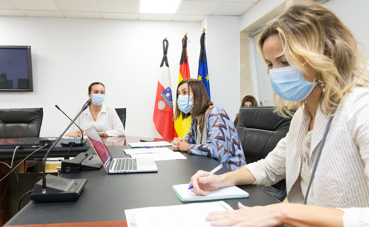 La consejera Paula Fernández, en la reunión de esta mañana.