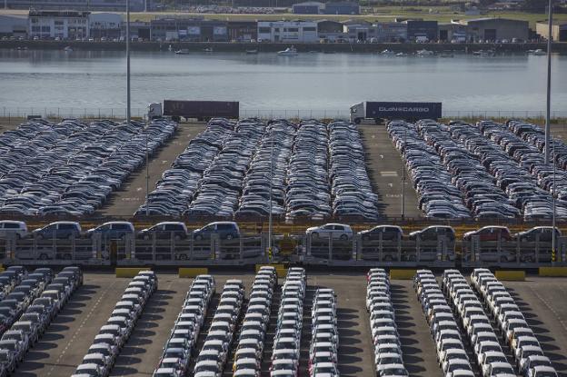 Vehículos almacenados en los muelles del Puerto de Santander, frente al Polígono de Raos. 