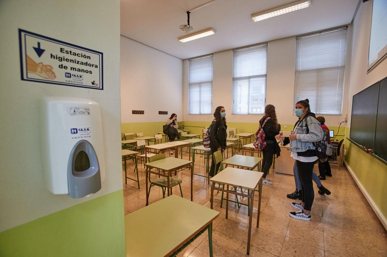 La reapertura de los institutos en junio es uno de los primeros ensayos generales de cara a la reactivación de la docencia presencial. En la imagen, un grupo de alumnas del IES Santa Clara, con mascarilla, esta semana