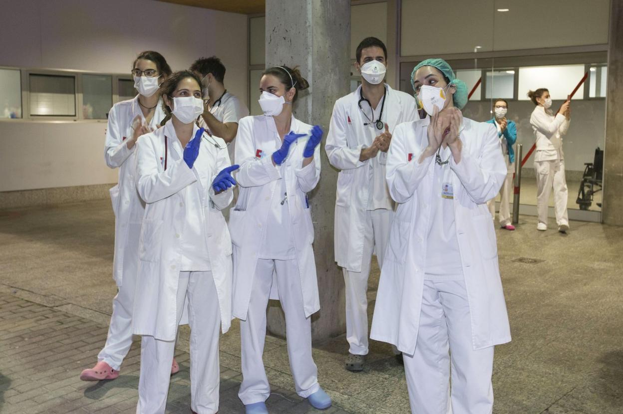 Trabajadores de Valdecilla, a la puerta del hospital, durante unas de las ovaciones.