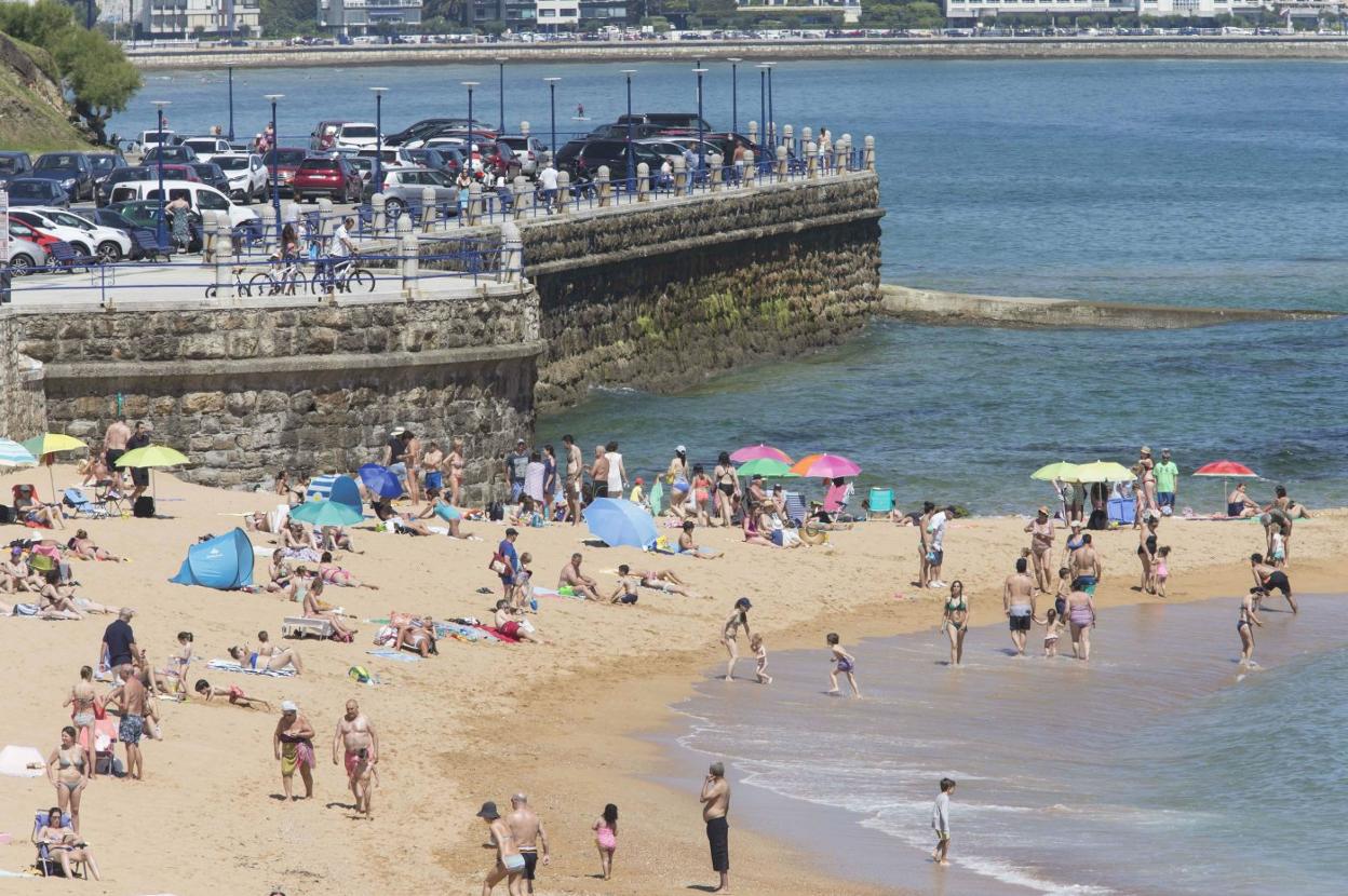 Imagen que presentaba la playa del Camello, en Santander, el pasado 30 de mayo.