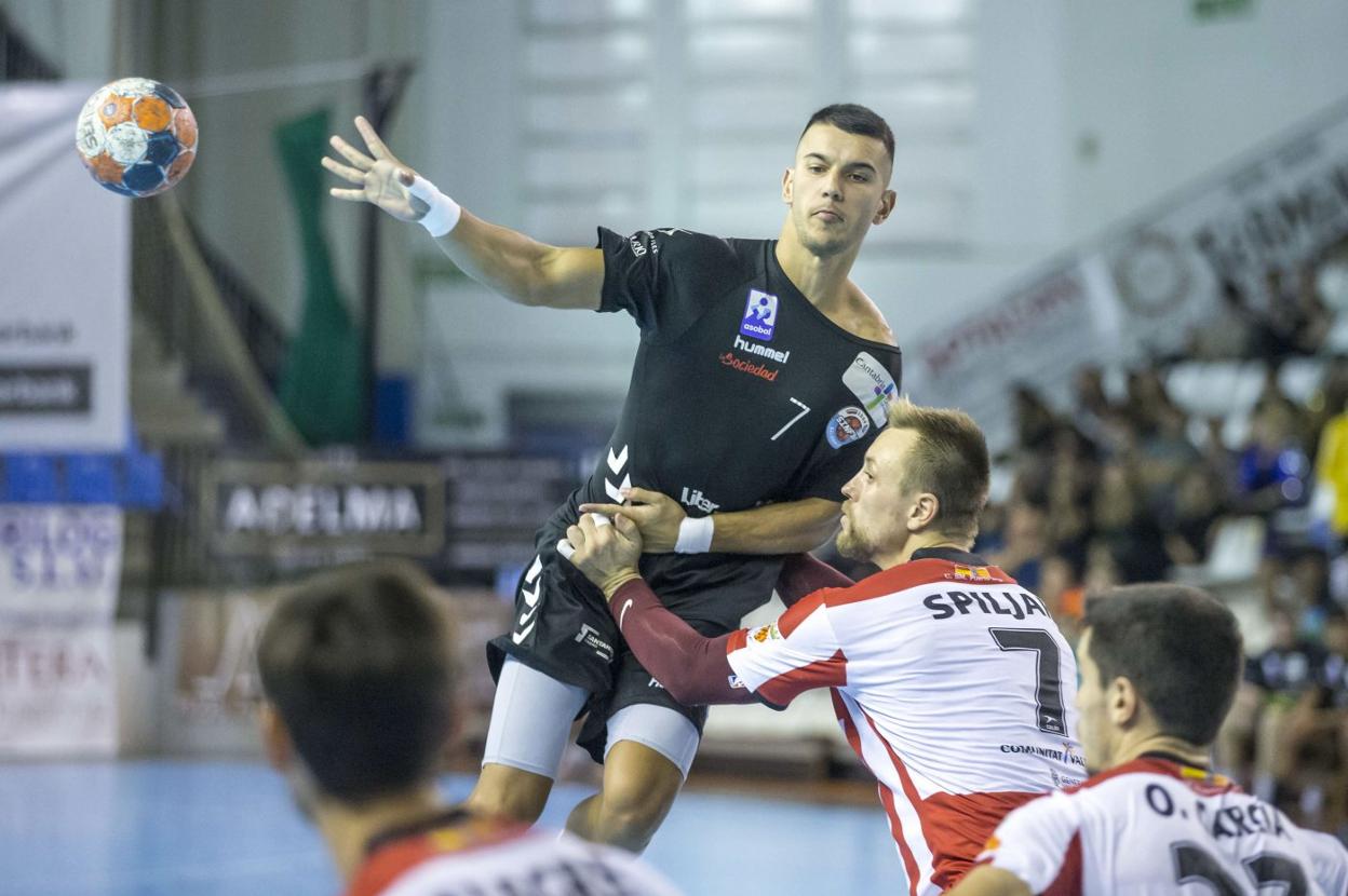 Alberto Pla, del Liberbank Cantabria Sinfín, en el partido ante el Puerto Sagunto.