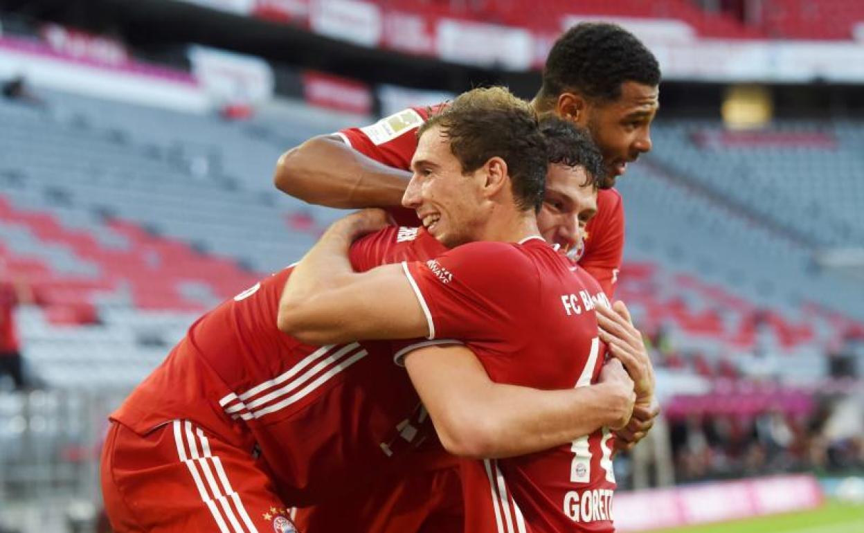 Los jugadores del Bayern celebran el gol de Goretzka que resolvió el partido ante el Borussia Mönchengladbach. 