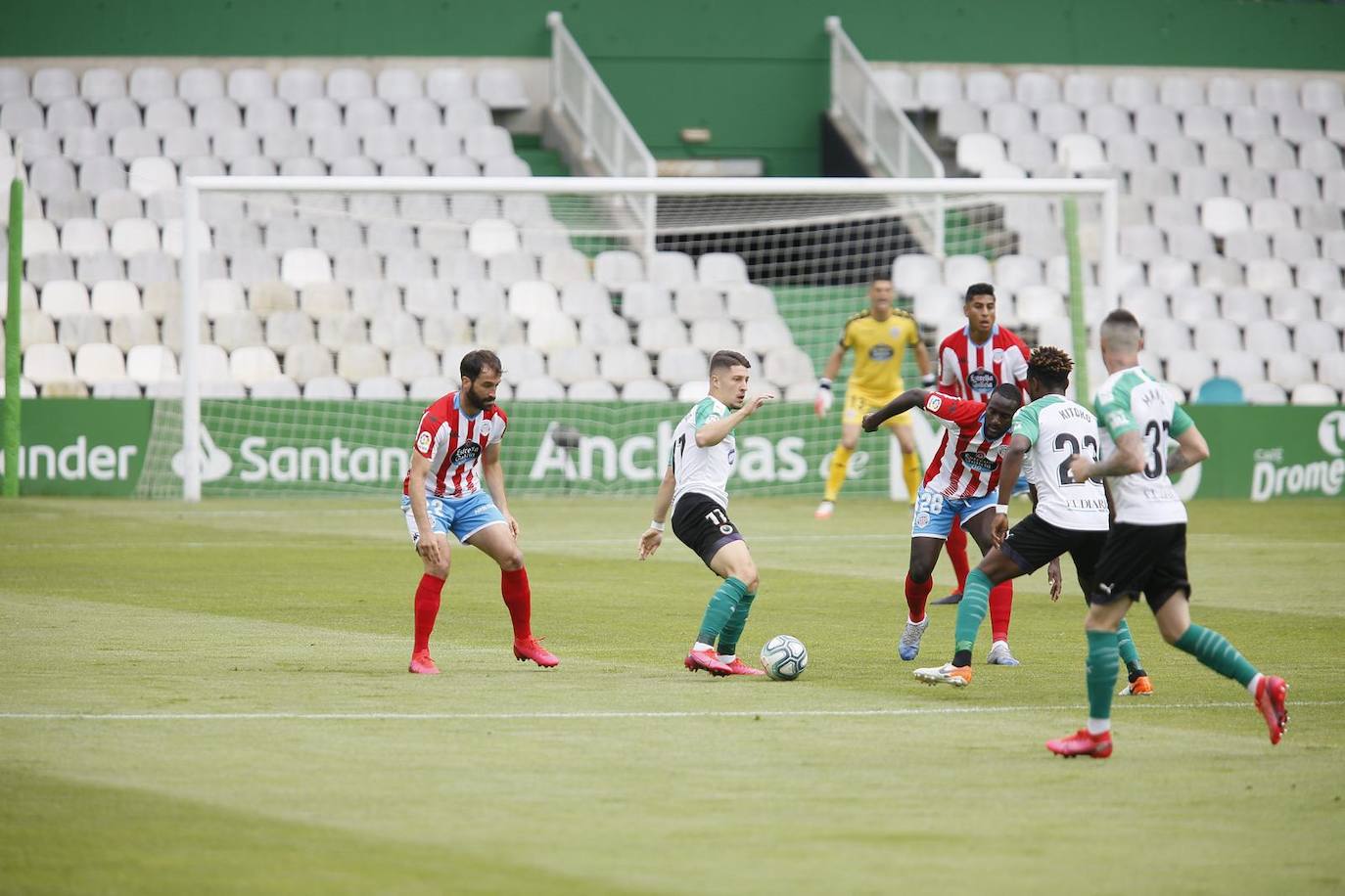 El Racing vuelve al juego tras el parón impuesto por la pandemia y lo hace ante el Lugo en los Campos de Sport de El Sardinero, con las gradas vacías