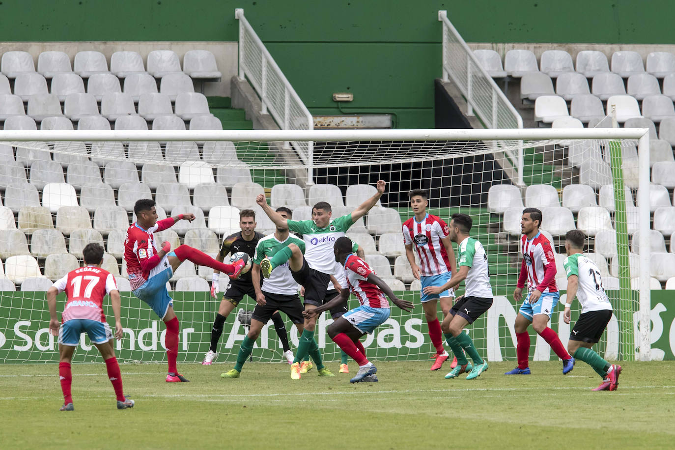 El Racing vuelve al juego tras el parón impuesto por la pandemia y lo hace ante el Lugo en los Campos de Sport de El Sardinero, con las gradas vacías