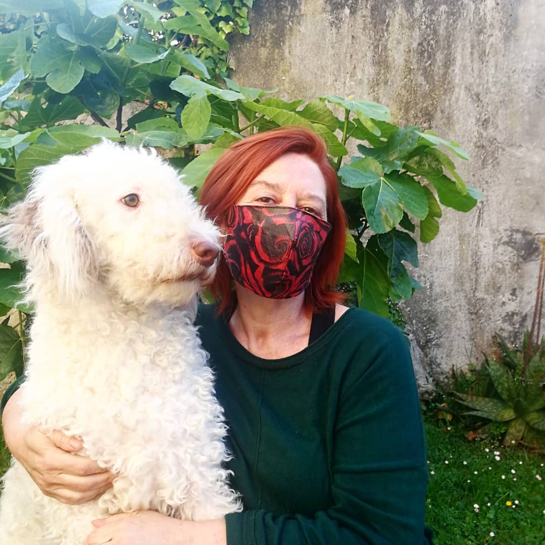 María José Pereda de Castro posa con su perro Olmo.