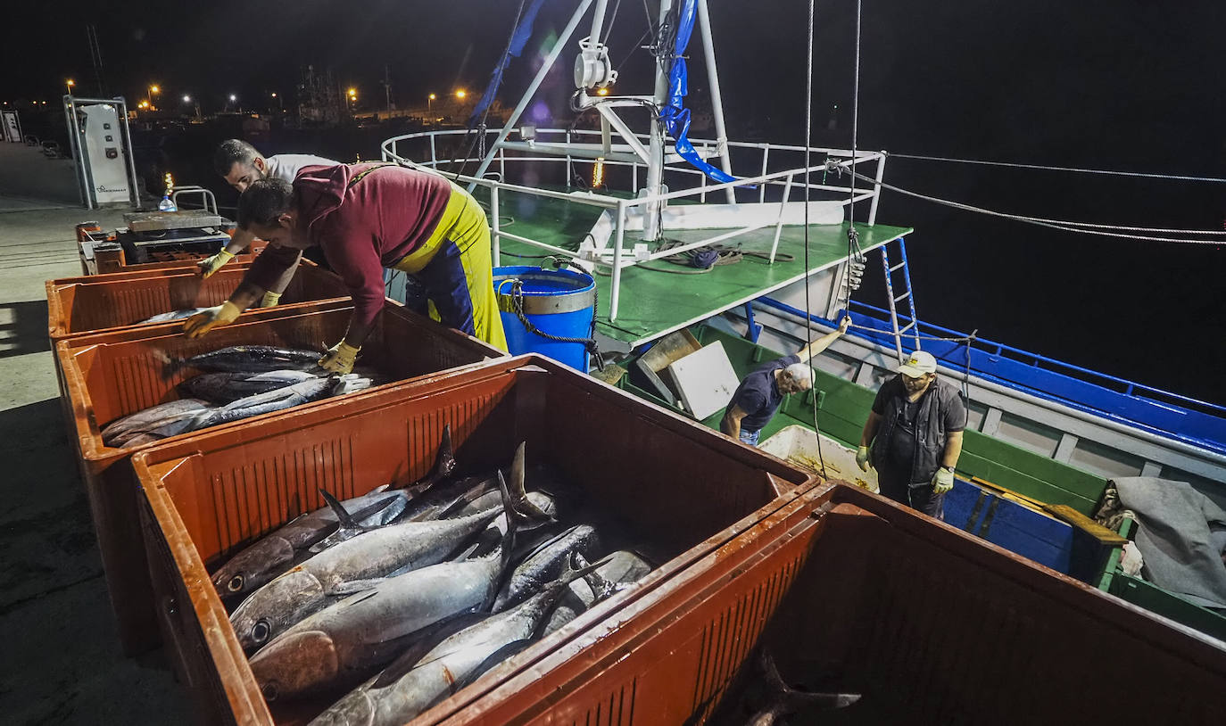 El 'Siempre Rufo' santanderino llegó esta noche a Santoña desde aguas atlánticas con 6.000 kilos en sus bodegas