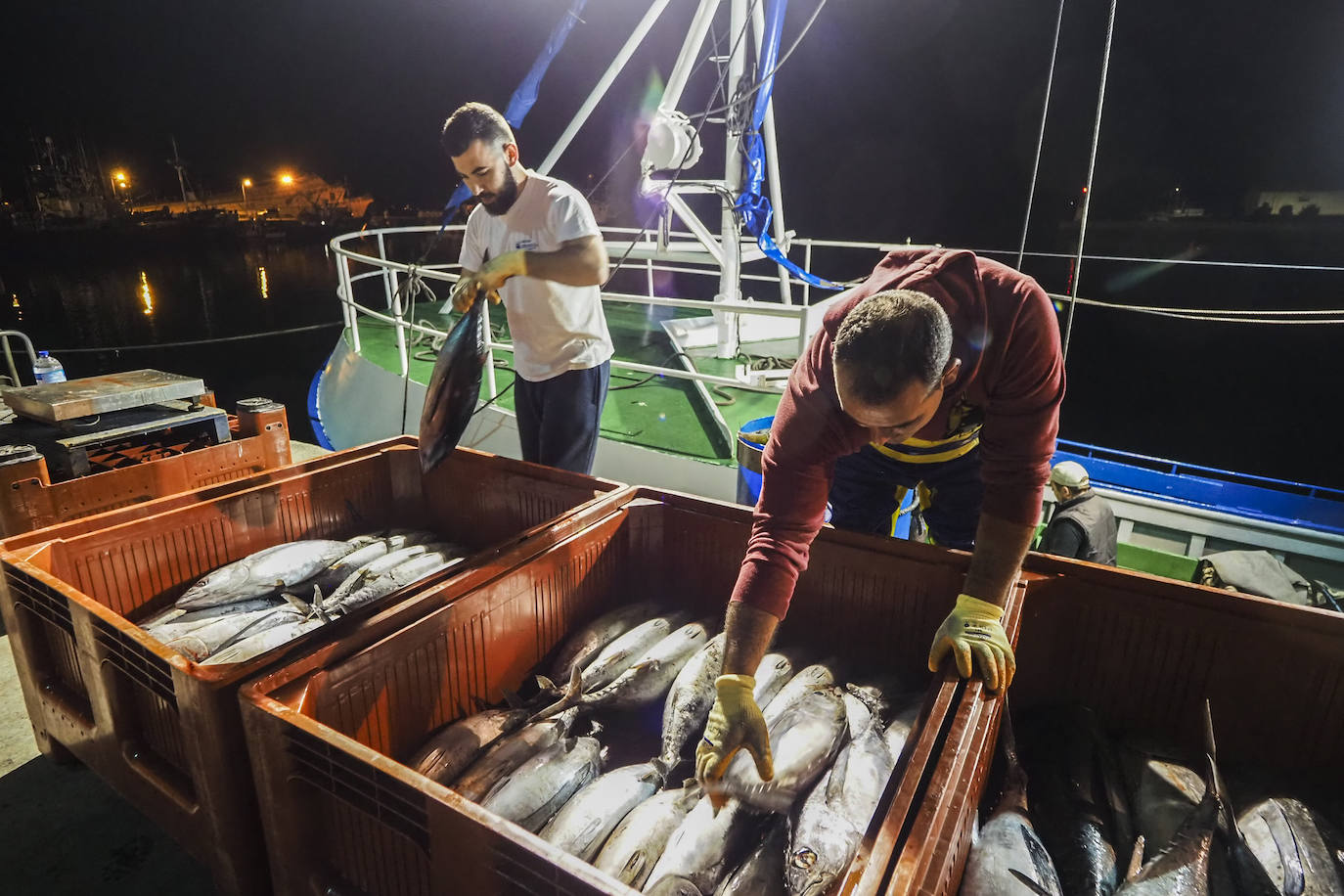 El 'Siempre Rufo' santanderino llegó esta noche a Santoña desde aguas atlánticas con 6.000 kilos en sus bodegas