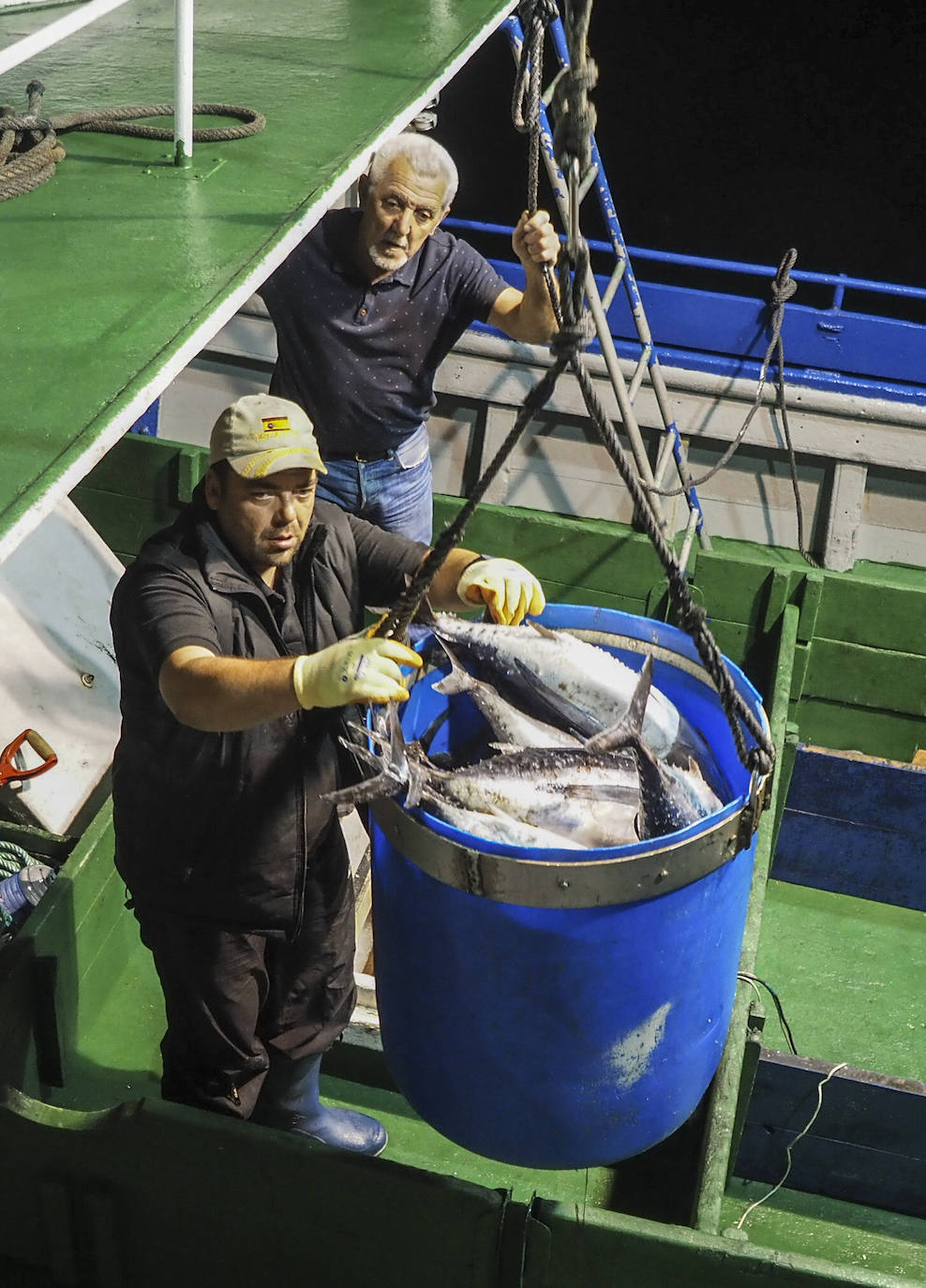 El 'Siempre Rufo' santanderino llegó esta noche a Santoña desde aguas atlánticas con 6.000 kilos en sus bodegas