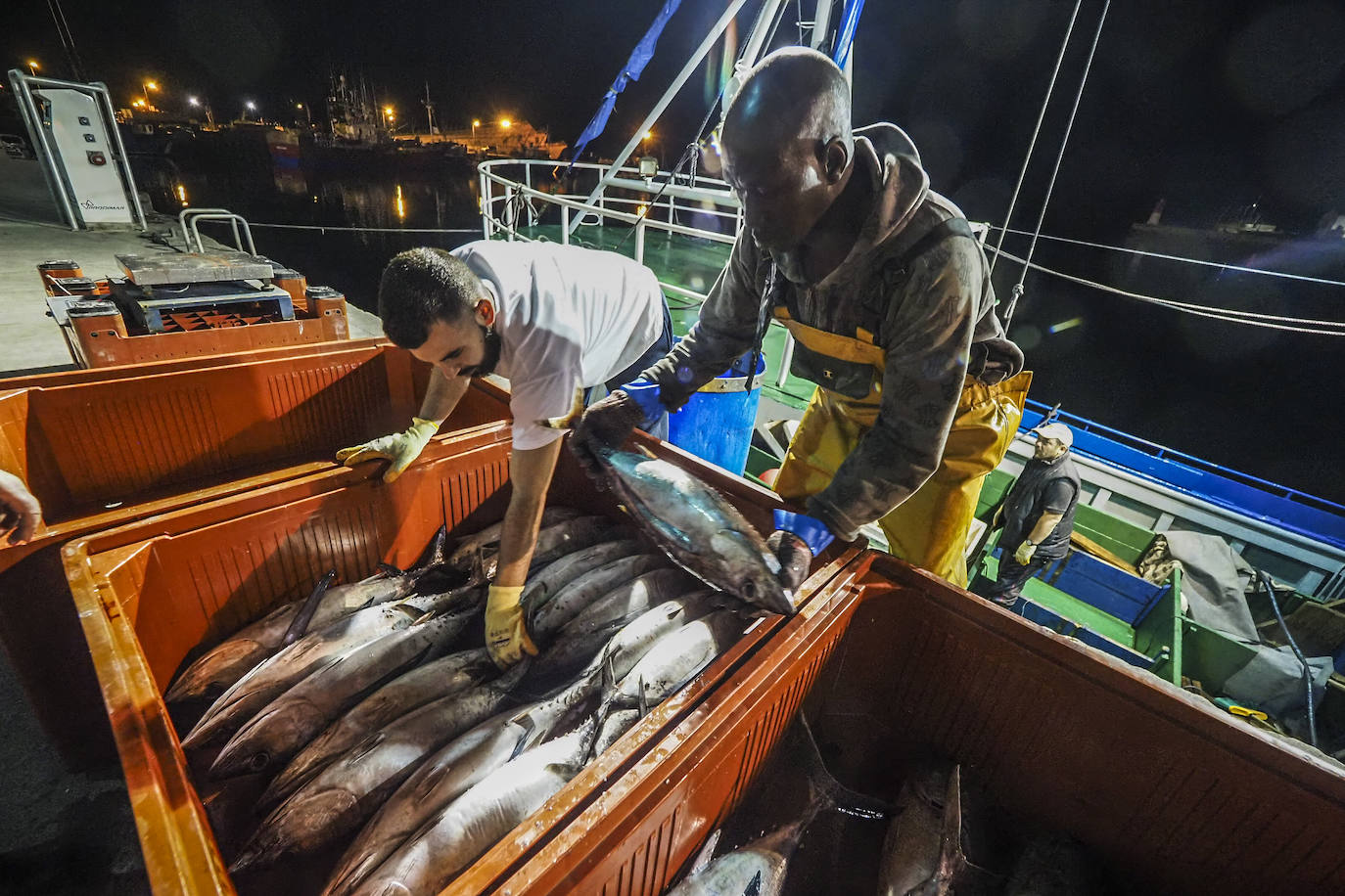 El 'Siempre Rufo' santanderino llegó esta noche a Santoña desde aguas atlánticas con 6.000 kilos en sus bodegas