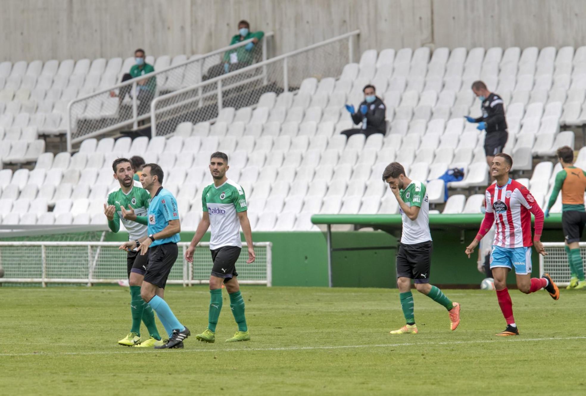 Jordi Figueras protesta el segundo gol del Lugo en los Campos de Sport mientras los visitantes lo celebran.