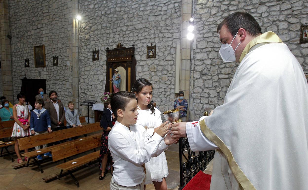 El párroco Antonio llevó puesta la mascarilla en varios momentos de la eucaristía