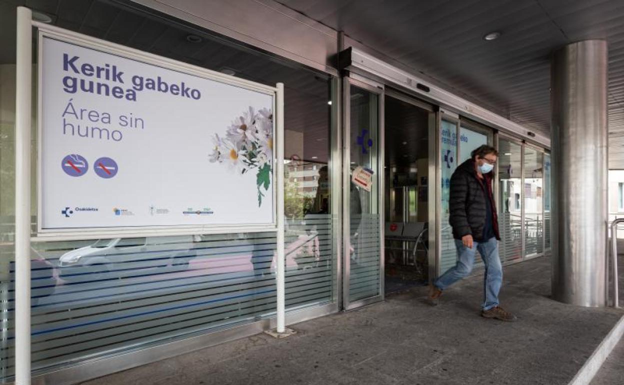 Un hombre sale del Hospital de Txagorritxu (Vitoria)