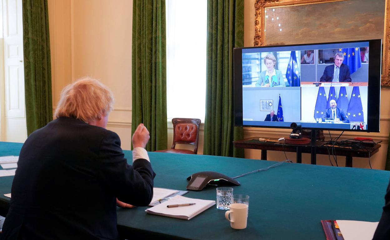 Boris Johnson, durante la reunión este lunes con los responsables de la Comisión Europea.