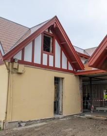 Imagen secundaria 2 - Izquierda: Las nuevas butacas, ya instaladas, combinan los tonos azules y amarillos como combinación del mar y la arena. / Derecha: Las obras en la Casa de los Guardeses, junto a la entrada del recinto, supondrán una transformación del interior del edificio.