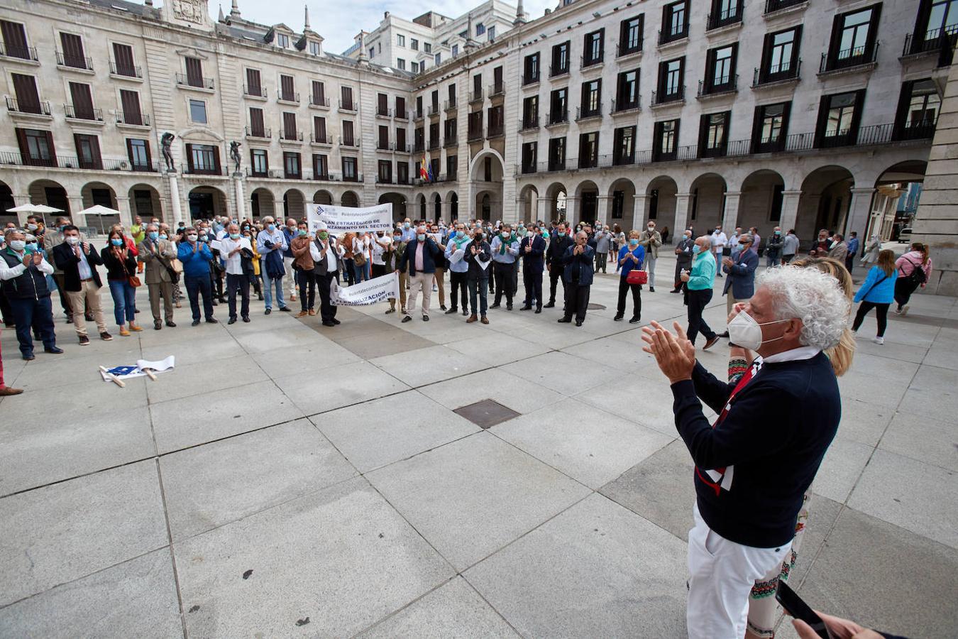 Más de medio centenar de miembros de la Asociación de Empresarios de Hostelería de Cantabria han reclamado este lunes ante la Delegación del Gobierno medidas para «salvar negocios» como que se flexibilicen y amplíen los Expedientes de Regulación Temporal de Empleo (Erte) o que se les supriman los impuestos en 2020.