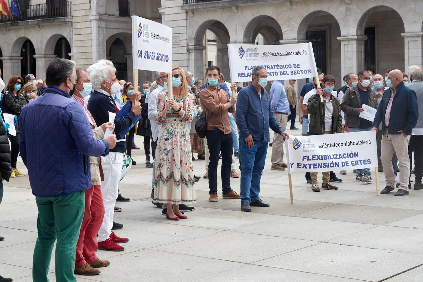 Más de medio centenar de miembros de la Asociación de Empresarios de Hostelería de Cantabria han reclamado este lunes ante la Delegación del Gobierno medidas para «salvar negocios» como que se flexibilicen y amplíen los Expedientes de Regulación Temporal de Empleo (Erte) o que se les supriman los impuestos en 2020.