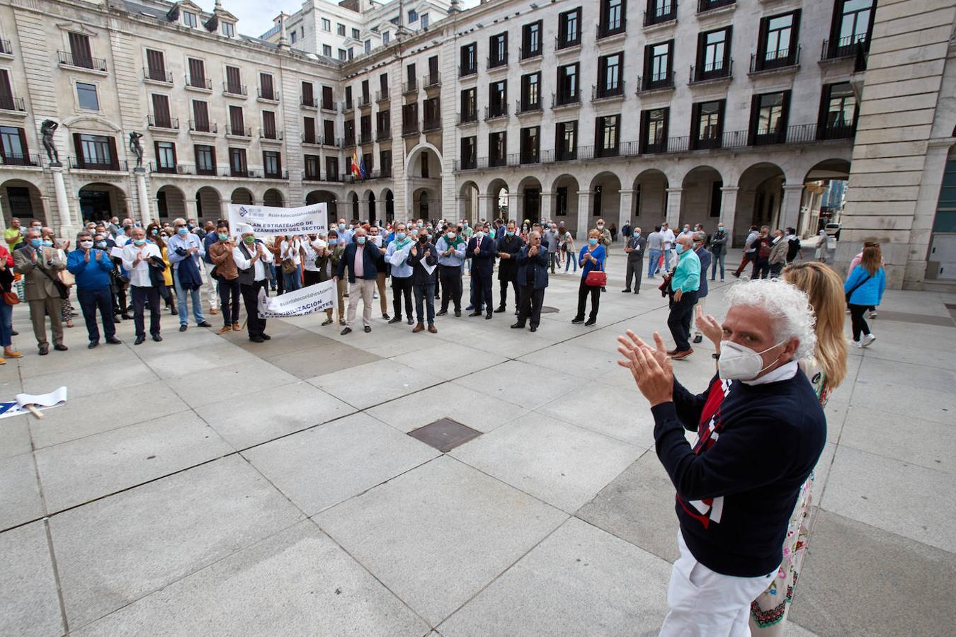 Más de medio centenar de miembros de la Asociación de Empresarios de Hostelería de Cantabria han reclamado este lunes ante la Delegación del Gobierno medidas para «salvar negocios» como que se flexibilicen y amplíen los Expedientes de Regulación Temporal de Empleo (Erte) o que se les supriman los impuestos en 2020.