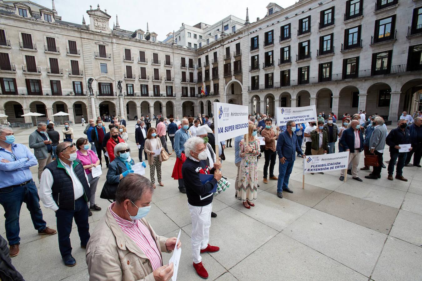 Más de medio centenar de miembros de la Asociación de Empresarios de Hostelería de Cantabria han reclamado este lunes ante la Delegación del Gobierno medidas para «salvar negocios» como que se flexibilicen y amplíen los Expedientes de Regulación Temporal de Empleo (Erte) o que se les supriman los impuestos en 2020.