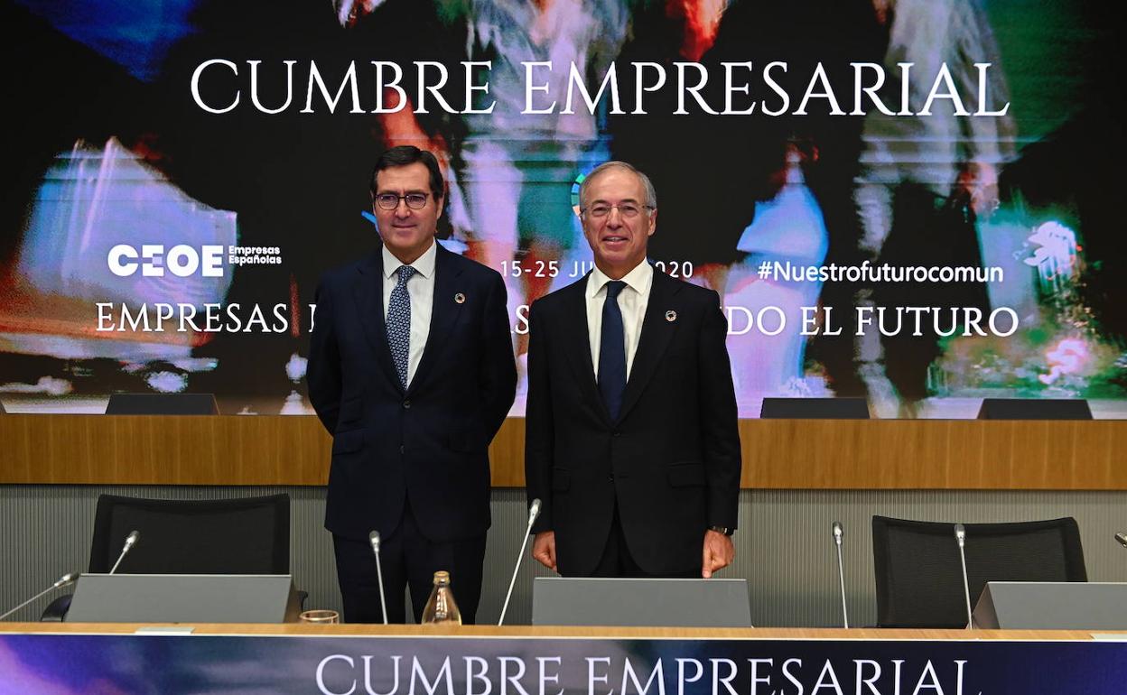 Antonio Garamendi junto al presidente de Viesgo, Miguel Antoñanzas (derecha), en la jornada de este lunes.