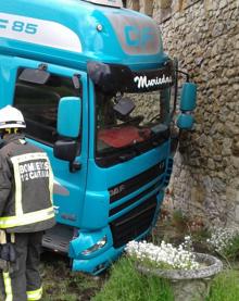 Imagen secundaria 2 - Un camión se sale de la vía en Hazas de Cesto y pierde la carga de madera en la carretera