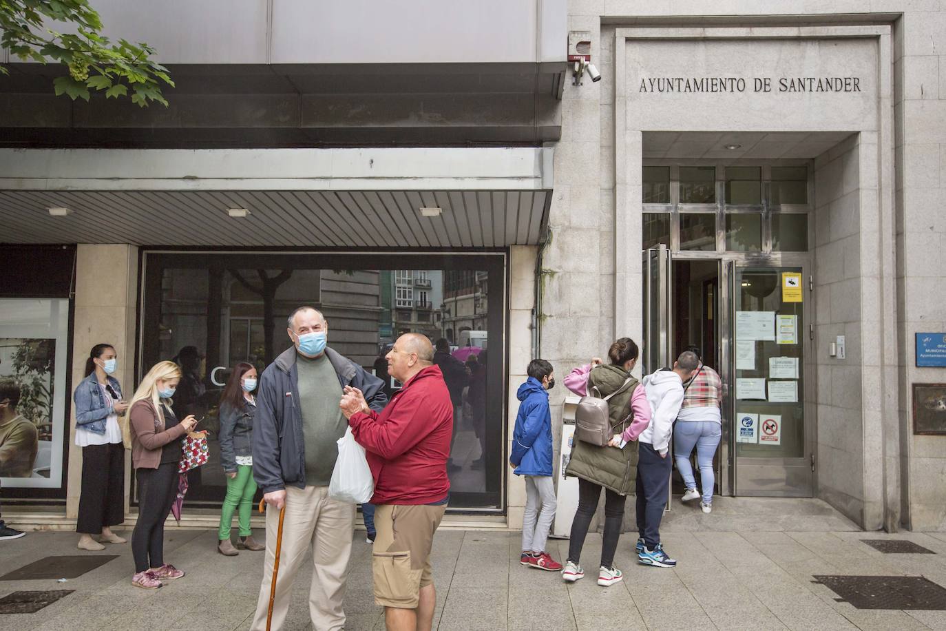 Fotos: Colas en las oficinas del Ayuntamiento de Santander