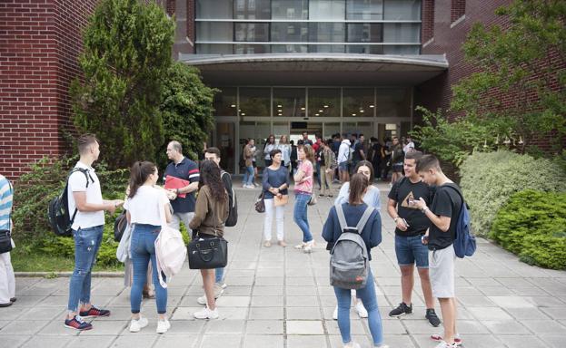 Imagen del exterior de la Facultad de Derecho de la UC.