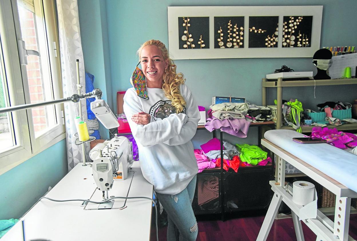 María García Yánez, en su taller de ropa y mascarillas. 
