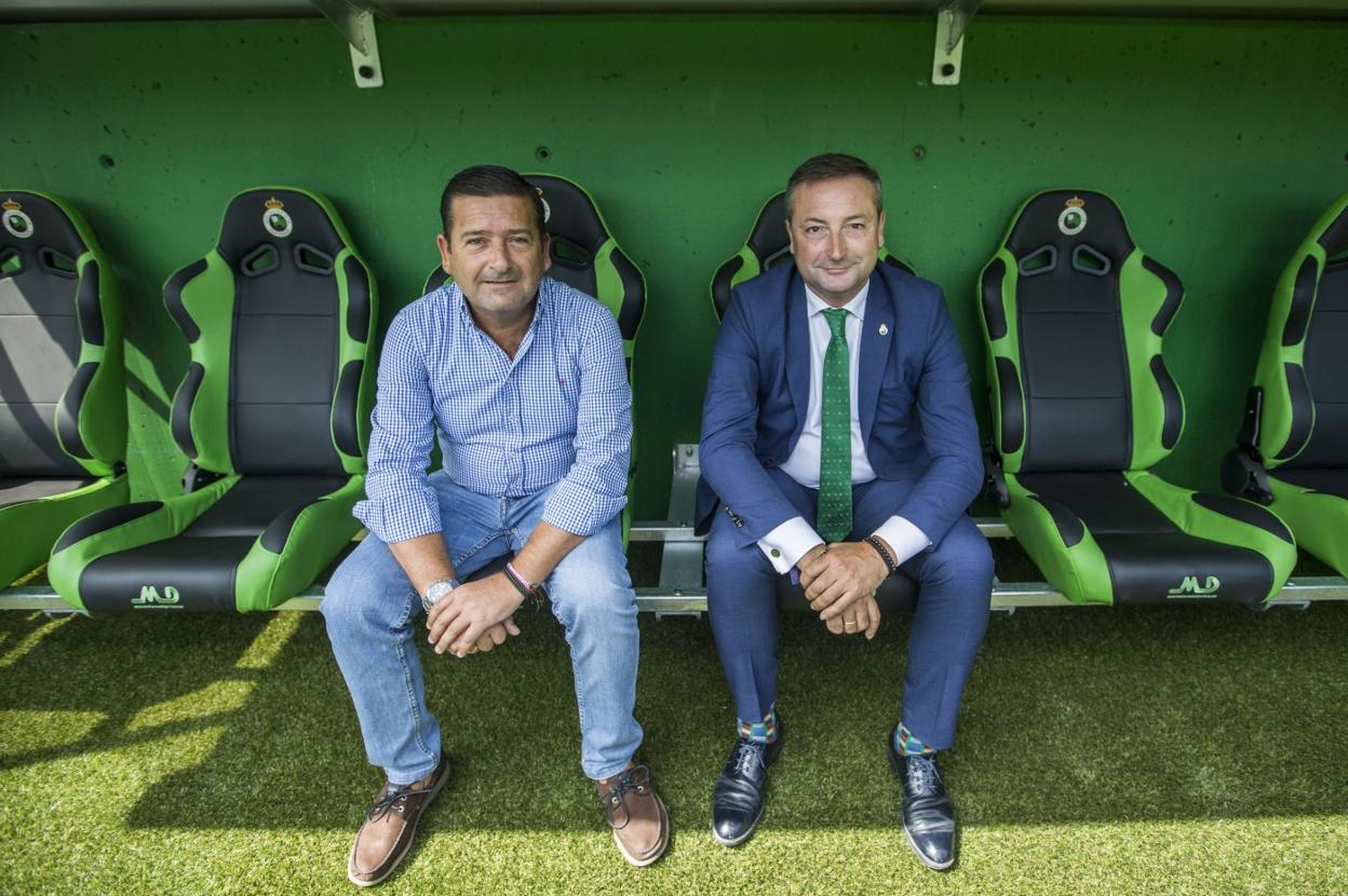 Pedro Ortiz y Alfredo Pérez, vicepresidente y presidente del Racing respectivamente, en el banquillo de los Campos de Sport. 