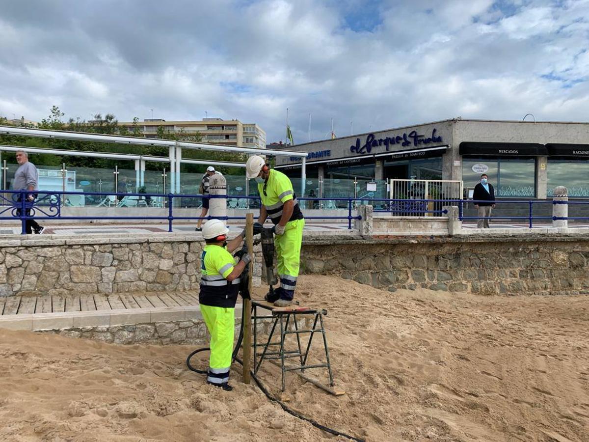 Fotos: Operarios montan en El Sardinero el nuevo sistema de pasillos