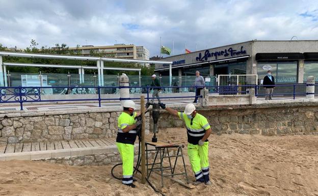 Santander crea corredores de seguridad en sus playas a base de estacas y cuerdas