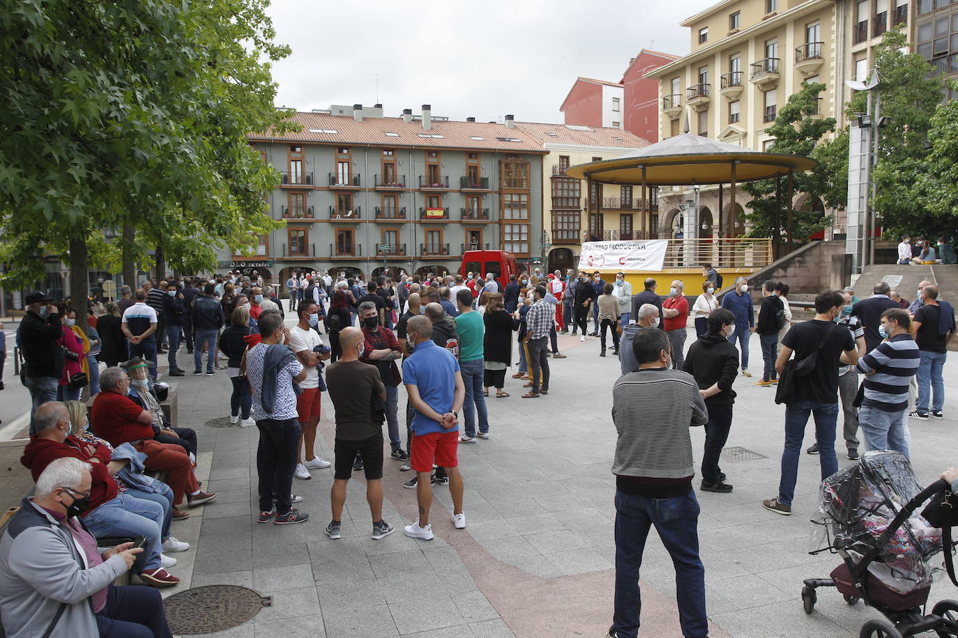 Fotos: Concentración de los trabajadores de Sniace en Torrelavega