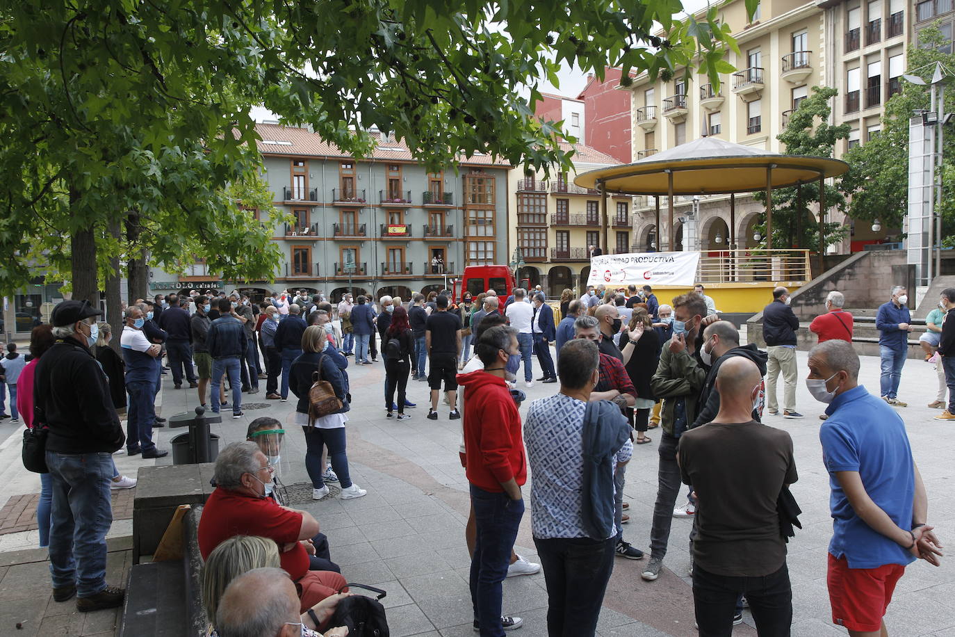 Fotos: Concentración de los trabajadores de Sniace en Torrelavega