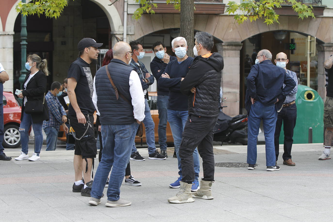 Fotos: Concentración de los trabajadores de Sniace en Torrelavega