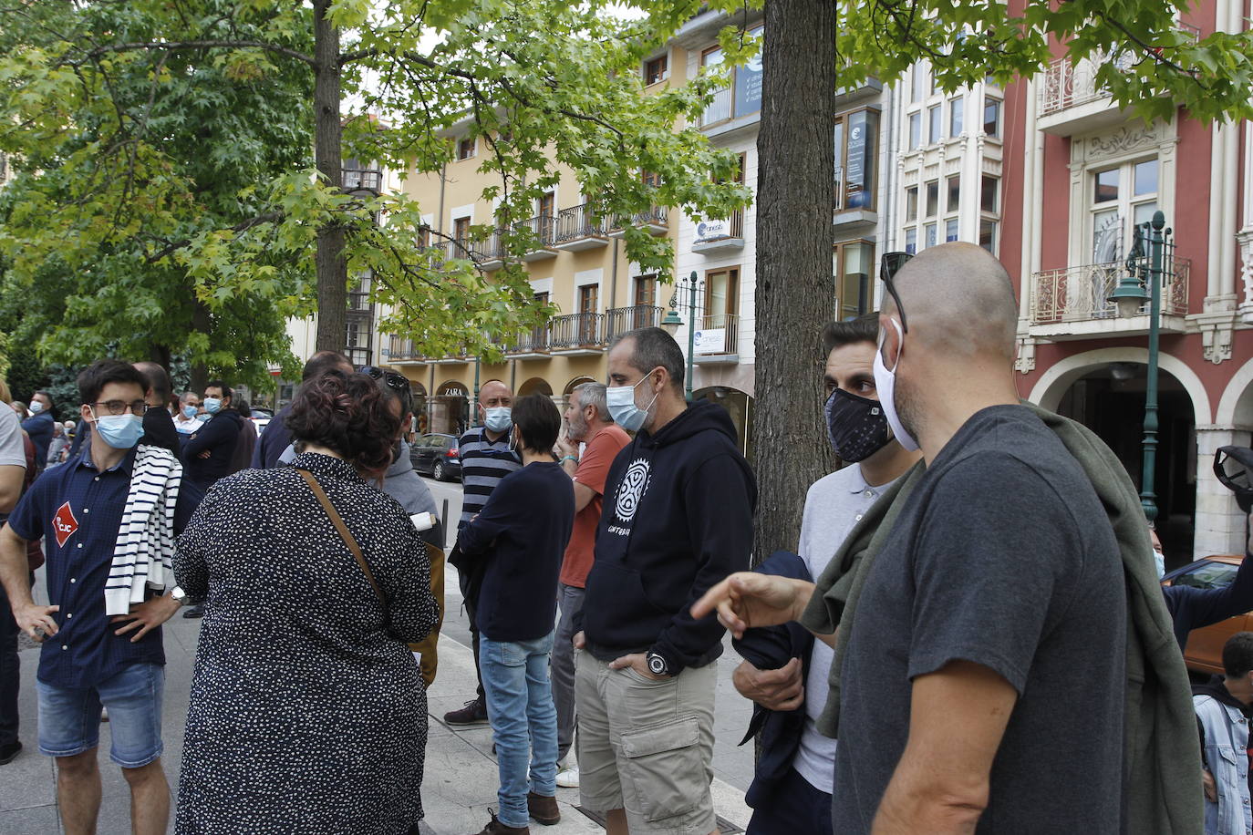 Fotos: Concentración de los trabajadores de Sniace en Torrelavega