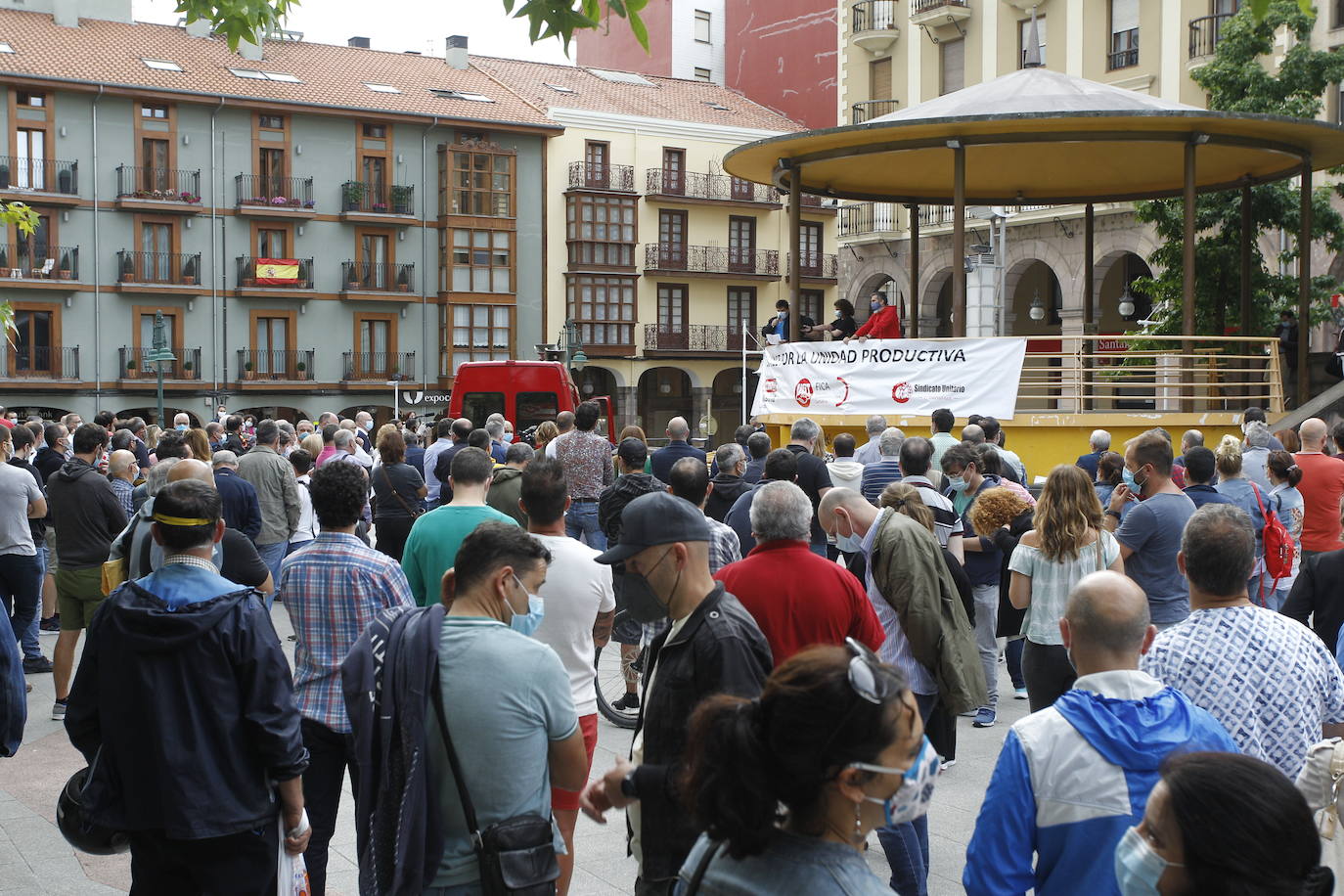 Fotos: Concentración de los trabajadores de Sniace en Torrelavega