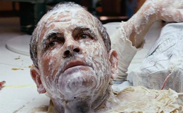 Imagen principal - Ian Holm como el oficial científico de 'Alien, el octavo pasajero', un androide que acababa descabezado. En 'El quinto elemento' y el año pasado en el estreno londinense de 'Tolkien'.