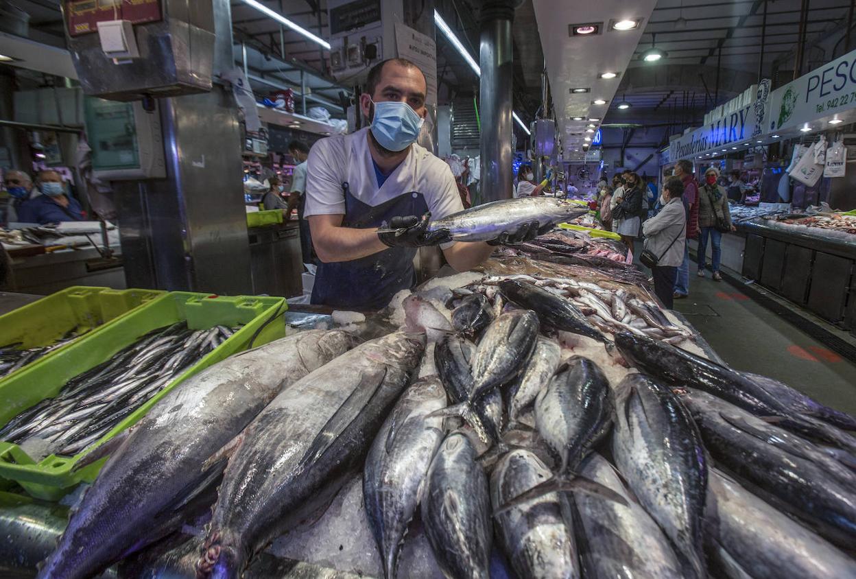 Las piezas de bonito lucen ya en cantidad en los mostradores de las pescaderías. 