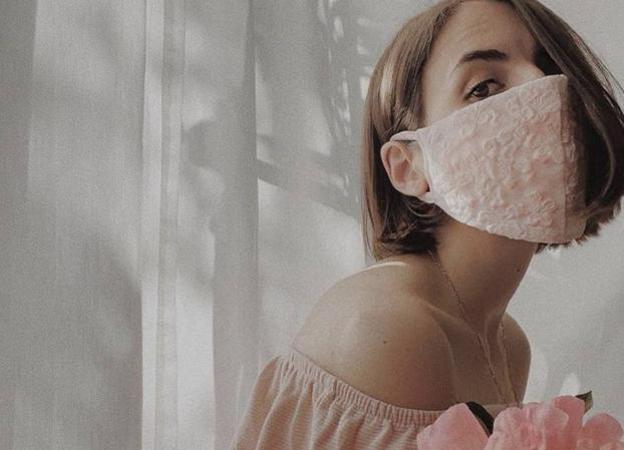 Una mascarilla rosa claro, en un 'total look'.