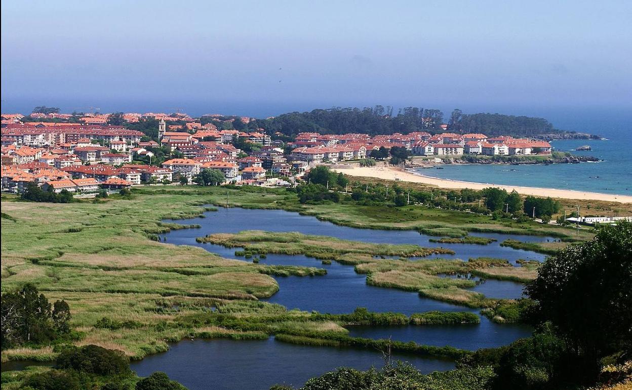 Vista de Noja, con la marisma de Victoria.