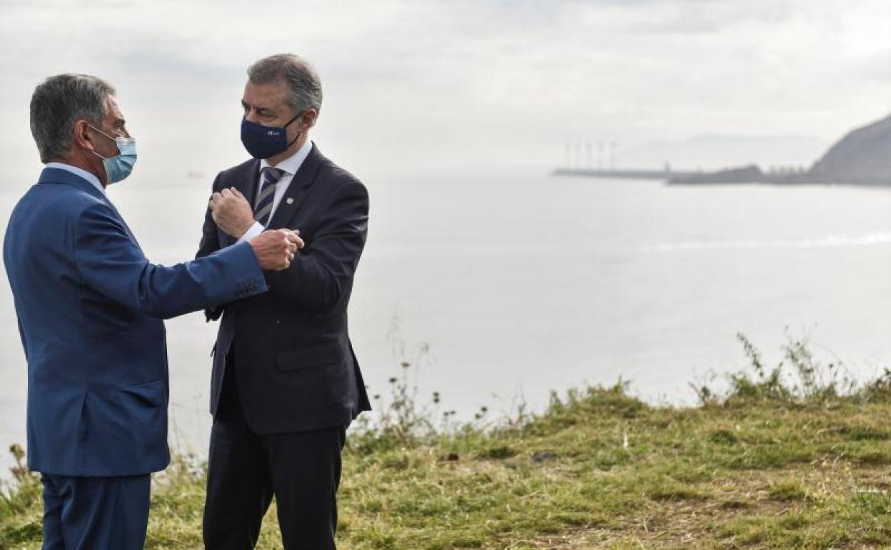 El lehendakari, Iñigo Urkullu (d), y el presidente de Cantabria, Miguel Ángel Revilla.