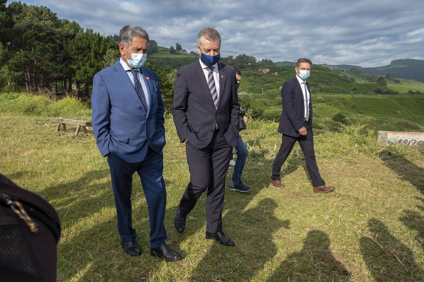 El lehendakari, Iñigo Urkullu, y el presidente de Cantabria, Miguel Ángel Revilla, han escenificado este viernes el fin del estado de alarma en sus comunidades y la movilidad entre ambas con un encuentro a primera hora en una senda peatonal que empieza en la costa vizcaína y prosigue por el litoral cántabro.