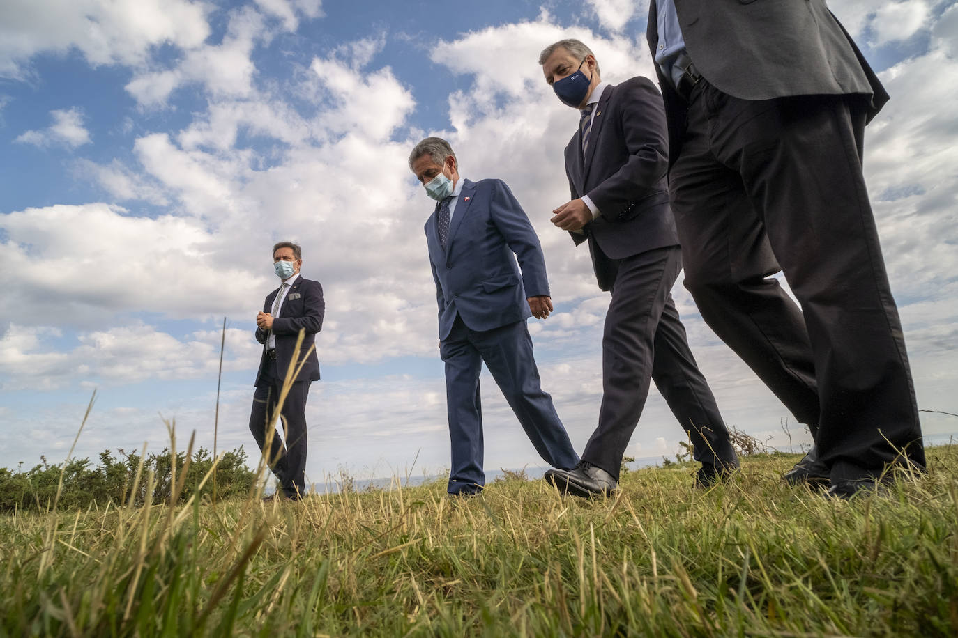 El lehendakari, Iñigo Urkullu, y el presidente de Cantabria, Miguel Ángel Revilla, han escenificado este viernes el fin del estado de alarma en sus comunidades y la movilidad entre ambas con un encuentro a primera hora en una senda peatonal que empieza en la costa vizcaína y prosigue por el litoral cántabro.