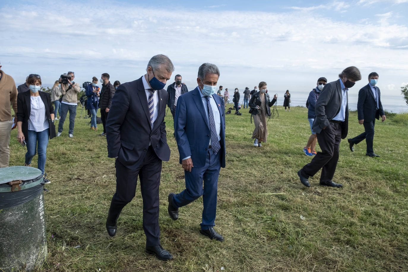 El lehendakari, Iñigo Urkullu, y el presidente de Cantabria, Miguel Ángel Revilla, han escenificado este viernes el fin del estado de alarma en sus comunidades y la movilidad entre ambas con un encuentro a primera hora en una senda peatonal que empieza en la costa vizcaína y prosigue por el litoral cántabro.