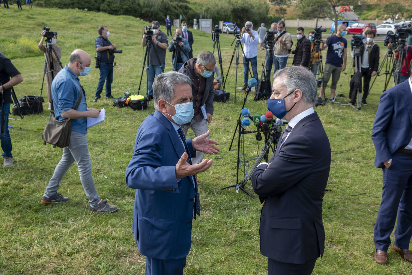 El lehendakari, Iñigo Urkullu, y el presidente de Cantabria, Miguel Ángel Revilla, han escenificado este viernes el fin del estado de alarma en sus comunidades y la movilidad entre ambas con un encuentro a primera hora en una senda peatonal que empieza en la costa vizcaína y prosigue por el litoral cántabro.