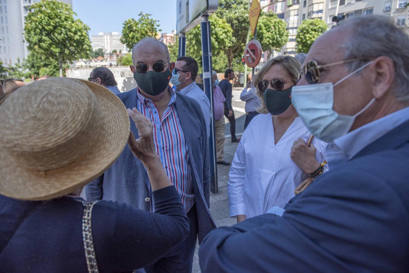 Dos centenares de personas se concentraron en los exteriores de la plaza de toros de Cuatro Caminos para protestar por la «discriminación» y el «acoso» que, en su opinión, sufren los profesionales y los aficionados de los toros.