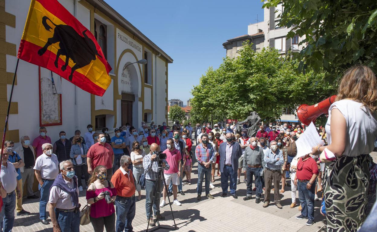 Licinia Muñiz, en alto con un megáfono rojo, lee uno de los manifiestos.